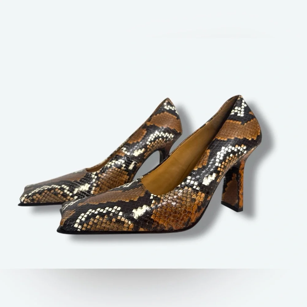 Chic Snakeskin Pattern Heels - Picture 3 of 6